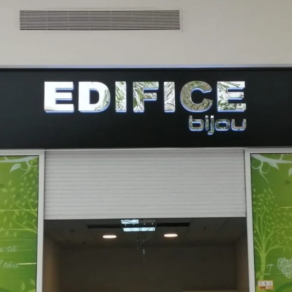 oiect unic - Litera volumetrica luminoasa cu halou si fata de oglinda.